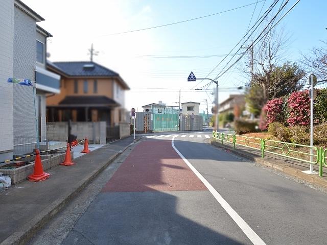Local photos, including front road. Komae City Higashino Nogawa 4-chome front road 2013 / 12 / 13 shooting