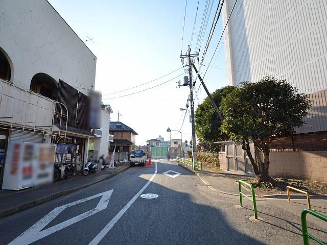 Local photos, including front road. Komae City Higashino Nogawa 4-chome front road 2013 / 12 / 5 shooting