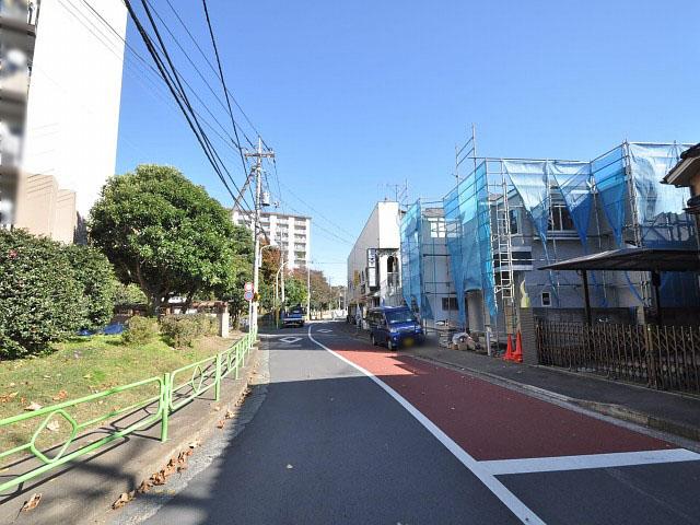 Local photos, including front road. Komae City Higashino Nogawa 4-chome front road 2013 / 11 / 19 shooting