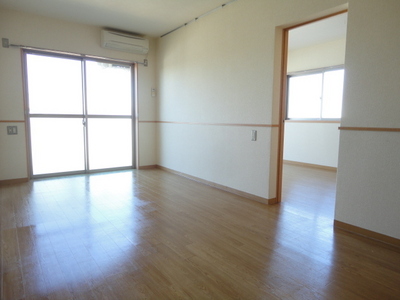 Living and room. Living more than 10 Pledge! Guests can enjoy a family hearthstone! !