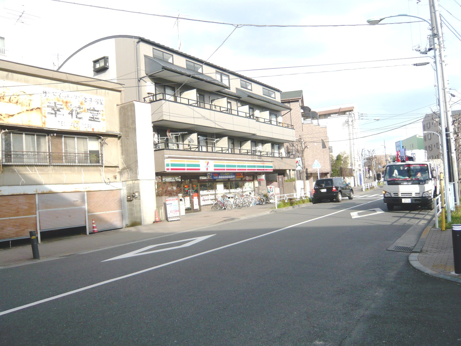 Convenience store. Seven-Eleven Komae Higashiizumi 3-chome up (convenience store) 540m
