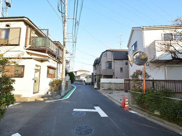 Local photos, including front road. Contact road situation