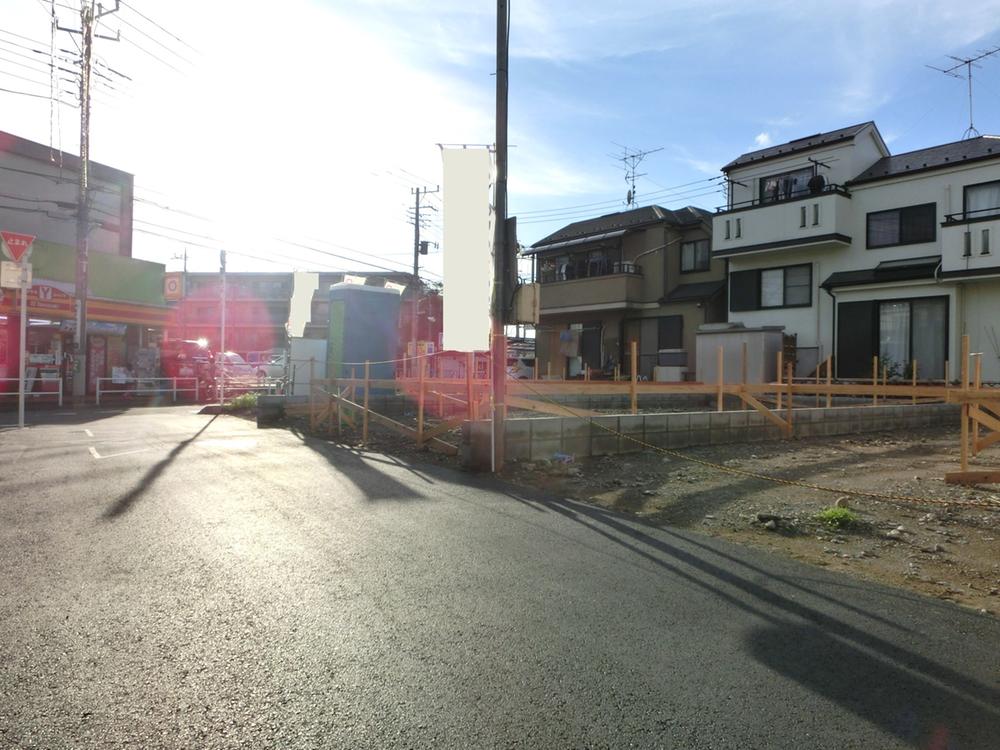 Local photos, including front road. South road is paved road!