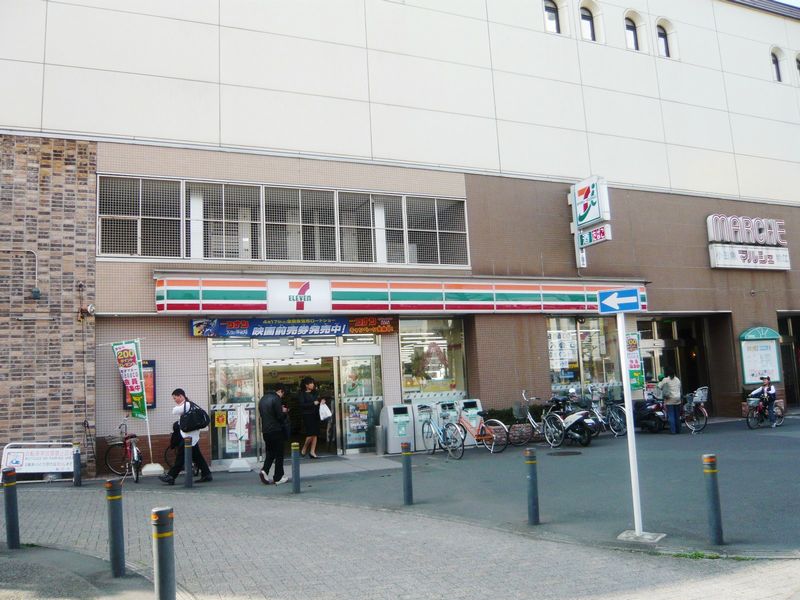 Convenience store. Seven-Eleven Komae Ekimae up (convenience store) 714m