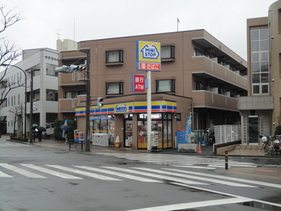 Convenience store. MINISTOP up (convenience store) 214m