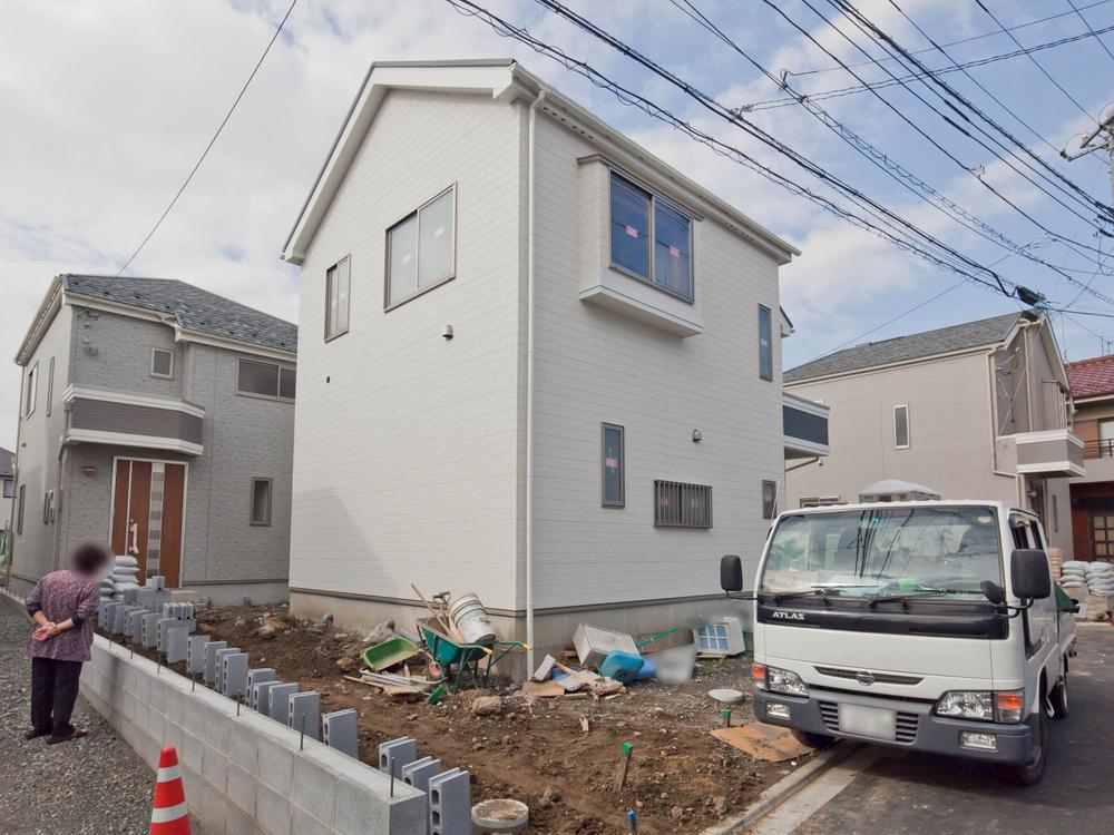 Local appearance photo. East promises a sense of release and yang per ・ There is a passage of adjacent land on the west side site (November 2013) Shooting