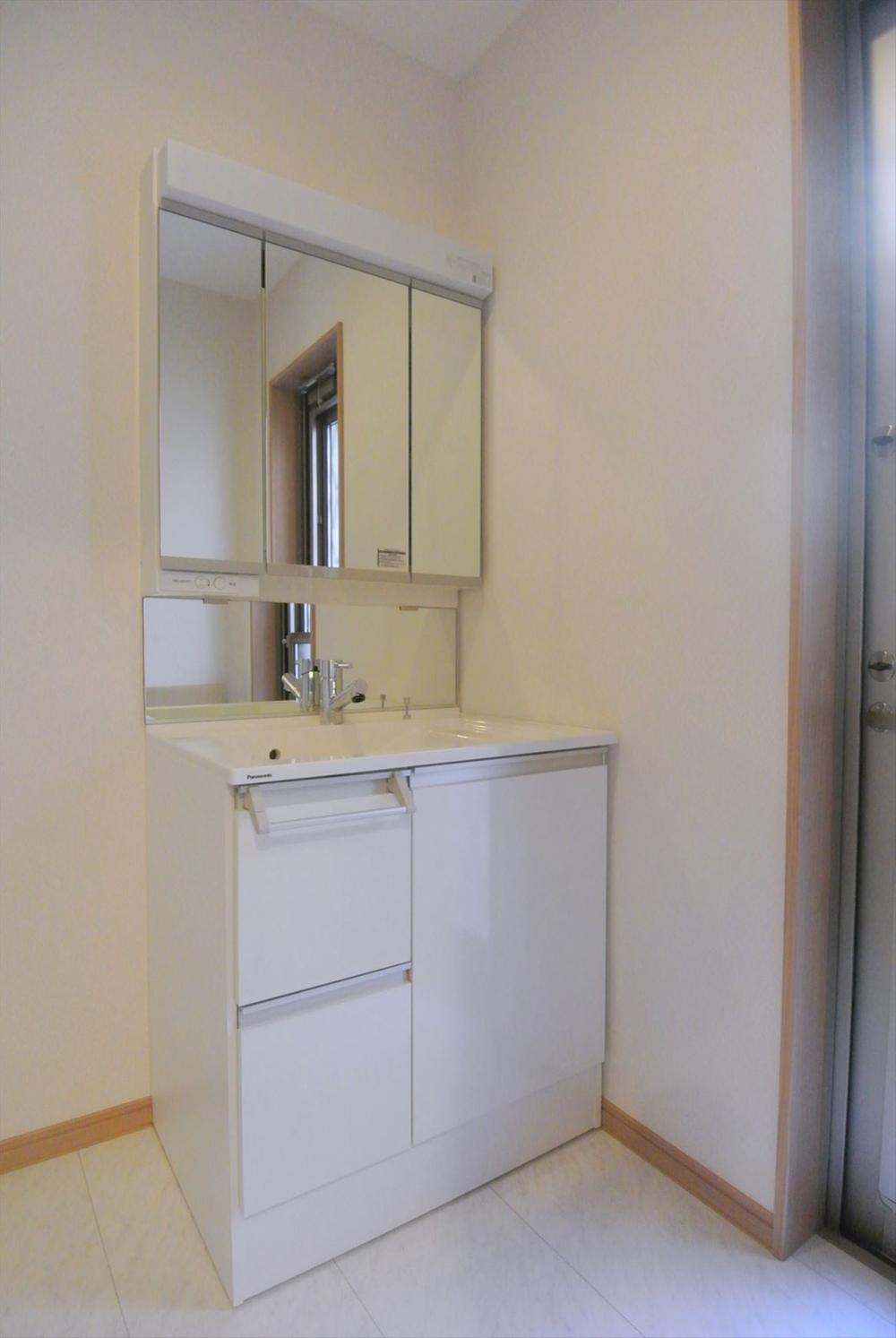 Wash basin, toilet. Selling local