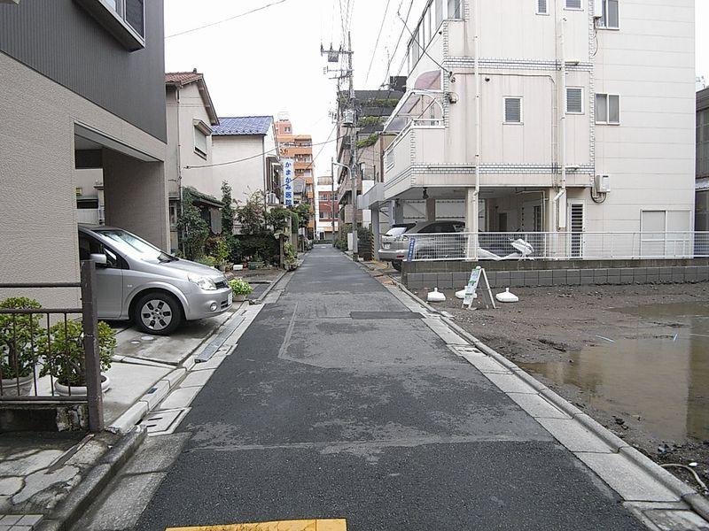 Local appearance photo. It is the house before the road. It is located in a quiet residential area. 