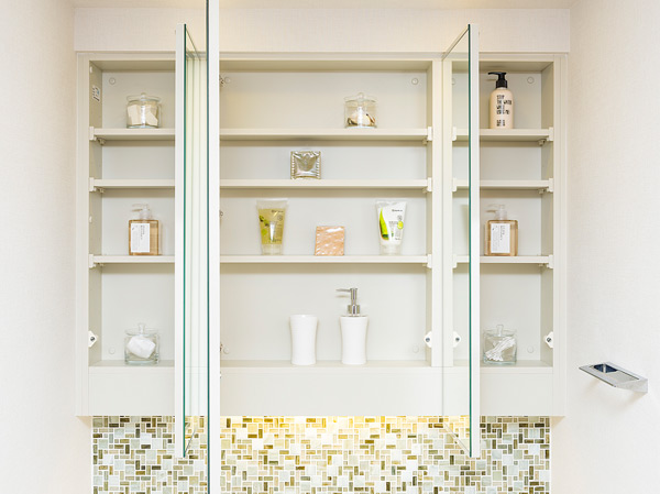 Bathing-wash room.  [Internal storage with triple mirror] The mirror behind the three-sided mirror, Has established a convenient space for storage, such as cosmetics such.