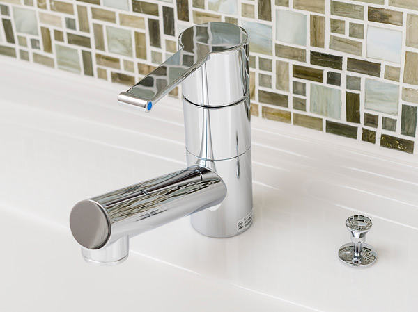 Bathing-wash room.  [Single lever mixing faucet] Excellent design, Adoption of a single-lever mixing faucet that can be adjusted hot water temperature at the touch of a button.