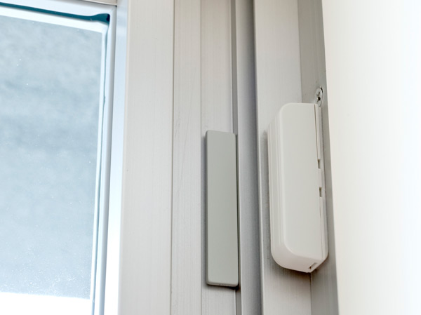 Security.  [Security Window Sensor ( ※ First floor dwelling unit)] It sounded the alarm and is opened illegally window at the time of crime prevention set, And at the same time inform the abnormality around, Building manager office ・ Place a very alert to the security company.