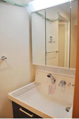Washroom. Independent wash basin