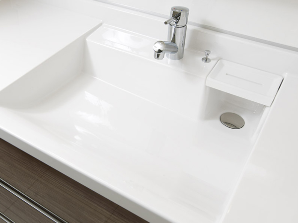 Bathing-wash room.  [Counter-integrated basin bowl] Since there is no joint can suppress the occurrence of stain and mold, Easy to clean. By brought near the sink bowl on one side, With the wash basin two people at the same time, Also put those as a dry area.