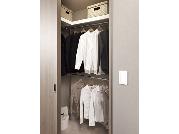 Receipt.  [Walk-in closet] Walk-in closet, which is divided by shelves and pipes, family ・ Season ・ You can put away well the luggage efficiency for each type. As a walk-in name, It boasts a wealth of storage capacity as large storage.