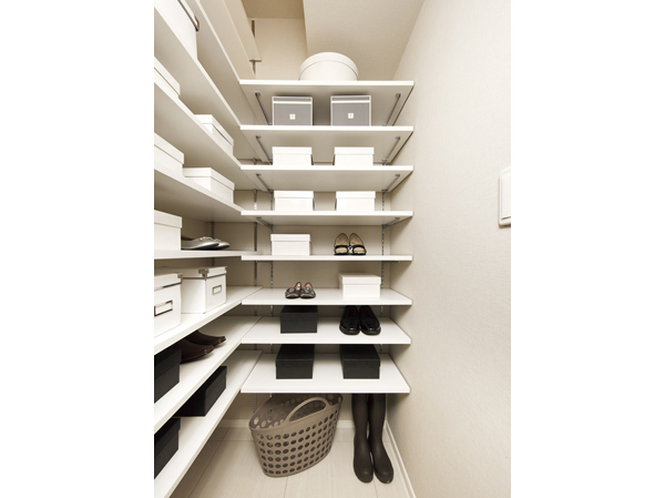 Receipt.  [Shoes closet] Shoe closet that can accommodate the various types of shoes, It is possible to become even collectively, such as umbrella and shoe care products, It is possible to produce a cleaner around the entrance.  ※ 55C, 65F, 70B, 70D, 70Gr, 75H type except