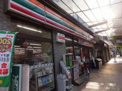 Convenience store. Seven-Eleven peony store up (convenience store) 261m