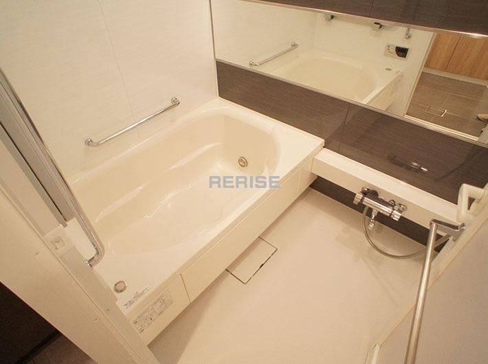 Bathroom. Tub that can stretch the legs Any Height 180cm