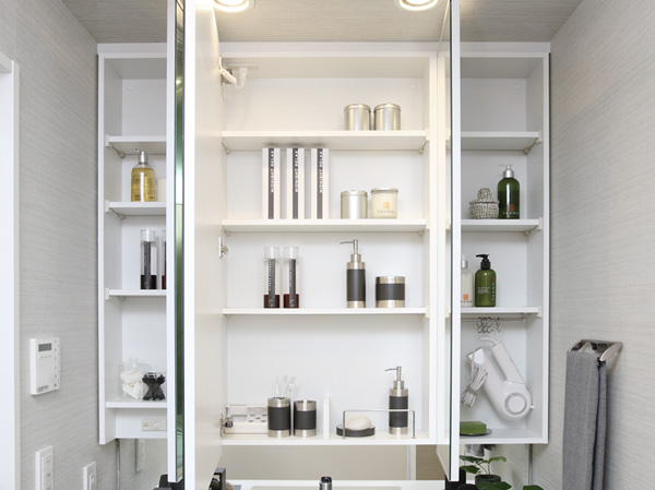 Bathing-wash room.  [Three-sided mirror back storage] Three-sided mirror on the back accessory hooks and storage shelves, etc., skin care ・ Hair care products have to ensure the storage space that you can organize clutter.
