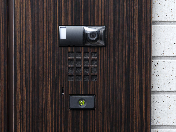 Security.  [Intercom with entrance before the camera] It has established as standard equipment the intercom slave unit with a camera before dwelling unit entrance.