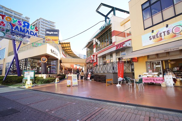 Shopping centre. 500m to San Street (shopping center)