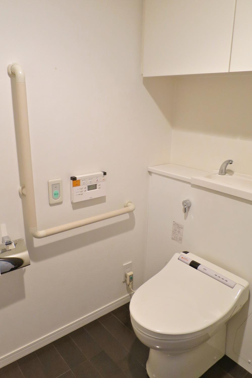 Toilet.  ・ Hand wash bowl ・ Bidet ・ handrail ・ Built-in tank