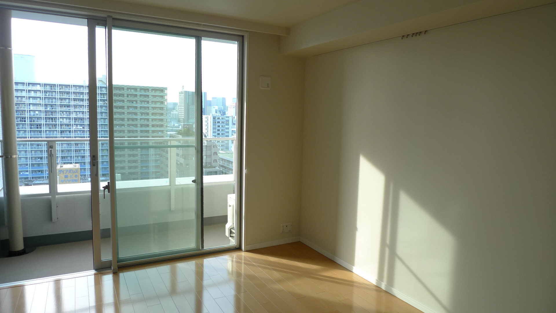 Living and room. Brokerage fee 0 yen. Seismic isolation Tower, Close to a movie theater ・ Pool ・ Gym ・ Supermarket