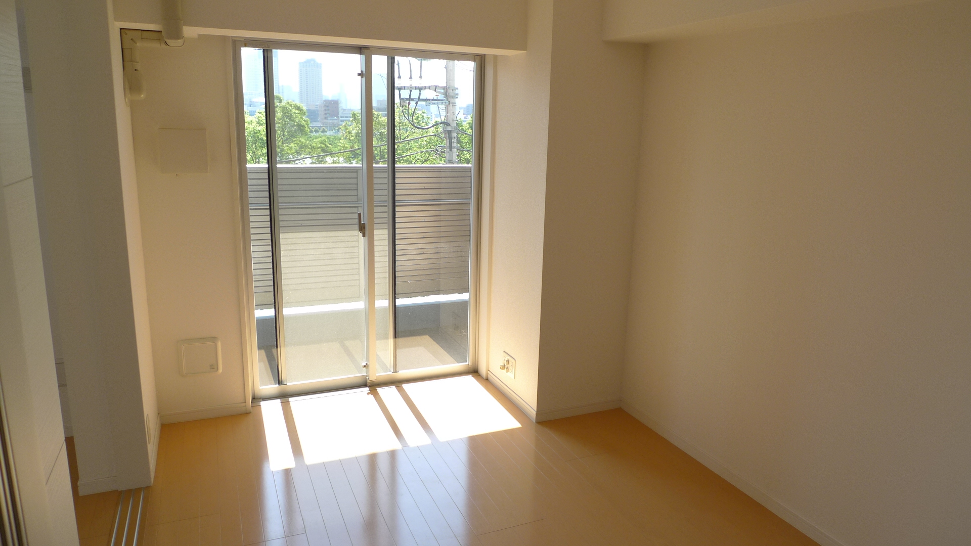 Living and room. Brokerage fee 0 yen. Neighborhood pool ・ Gym ・ Supermarket ・ Tsutaya ・ Viva Home