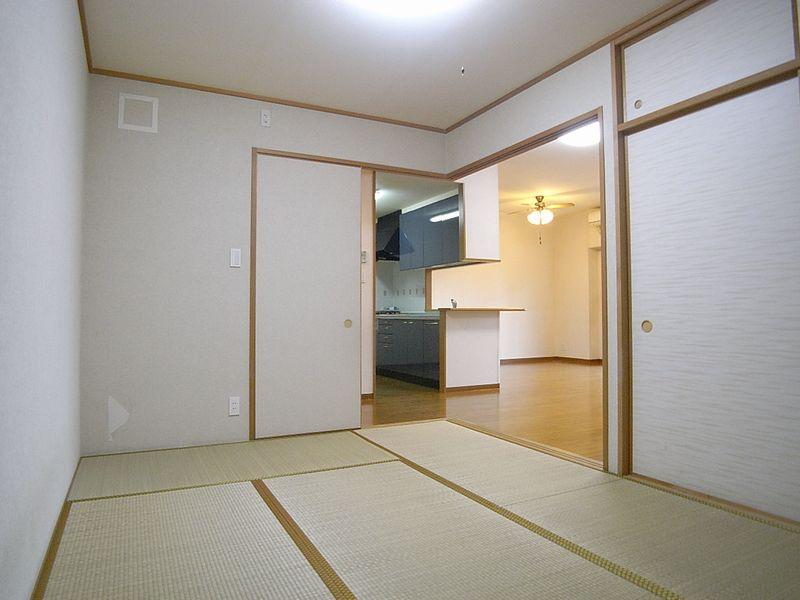 Non-living room. Japanese-style room 6 Pledge is located right next to the living room, You can achieve both the intimate space and private space.