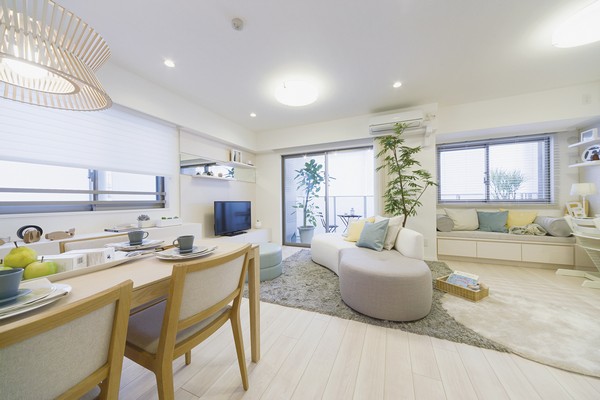 Bright and airy living room of the two-sided lighting ・ dining