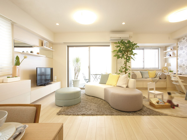 Living.  [living ・ dining] The corner dwelling unit of 3LDK, living ・ Dining about 18.0 tatami spacious E-c type has been changed to 2LDK of (Menu Plan 2). Lighting with a two-sided opening ・ Spacious living rich ventilation ・ Also spread time of family gatherings in the dining.