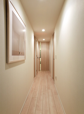 Interior.  [Corridor] Unusual in the apartment, Plan with a window in the front door. Nature of wind opened the front door windows and living room windows over the inside of the dwelling unit, You spend more comfortable. Entrance enhance breathability without opening the entrance door, It will open bright directing the corridor.