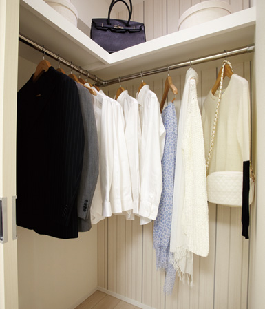 Receipt.  [Walk-in closet] Such as in the room to be a master bedroom, Set up a walk-in closet for clothes, etc. can be rich storage.