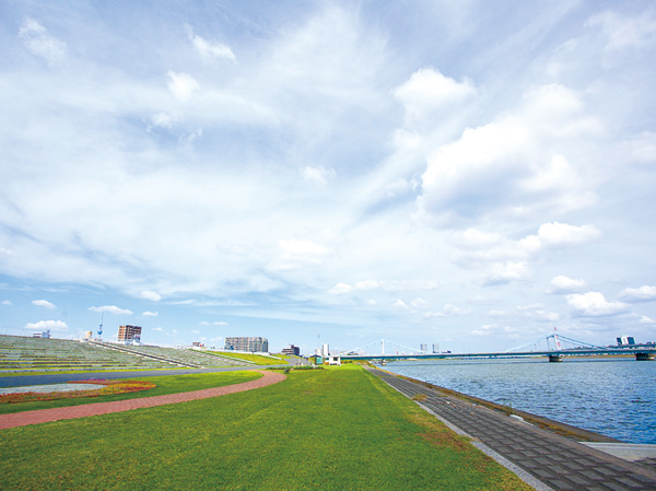 Surrounding environment. Arakawa ・ Sunamachi waterfront park (WT about 1720m ・ Bike about 7 minutes ・ Walk 22 minutes, ET about 1710m ・ Bike about 7 minutes ・ It was built to develop the dry riverbed of the walk 22 minutes) Arakawa, About 3km park of length. Others play equipment facilities and tennis courts is provided, It will be the venue of Koto fireworks in the summer.