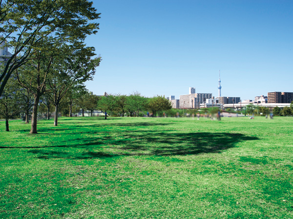 Surrounding environment. Metropolitan Oshima Komatsugawa park (WT about 740m ・ A 10-minute walk, ET about 730m ・ Tennis court in 10 minutes) emergency walk a well-equipped about 250,000 sq m of large site in the night game equipment to become a refuge Square, Ono stadium, A small soccer Square "sports square", It is also used as a jogging track, "wind of open space.", Opening such as "boy movement Square". To the "freedom of the open space" is, Also provided barbecue open space where you can enjoy with family and friends.