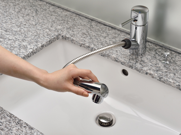 Bathing-wash room.  [Hand Shower Faucets] Simple and smart mixing faucet fittings can be used to pull the head retractable hand shower type. Every corner of the square bowl water Ikitodoki is also useful for cleaning.
