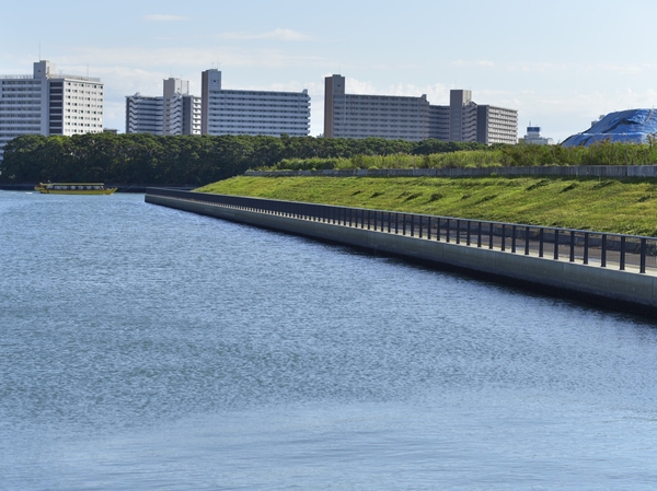 earthquake ・ Disaster-prevention measures.  [Toyosu 6-chome second park (about 380m) overlooking the Shinonome moat from (November 2012 shooting)] The maximum height of the tsunami by the Tokyo Metropolitan Government has been published (tsunami numerical simulation of Genroku type Kanto earthquake) is A.P. at the time of high tide + 4.65m . Tide seawall of A.P. + 6.5m above this numerical increase has been in place in the Toyosu Pier. In addition the first floor level building has a design that in case of the unlikely event to ensure the A.P. + 8.8m.  ※ A.P. stands for Arakawa standard water surface (Arakawa Peil).  ※ References: Tokyo publication "Tokyo of damage assumed by capital directly under earthquake, etc." (April 18, 2012 publication)