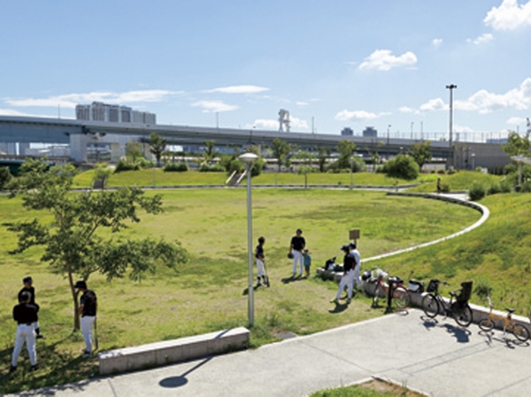Toyosu 6-chome park (about 140m). The park of about 1.6ha becomes green and the people continued on-site, Vast green zone will be formed