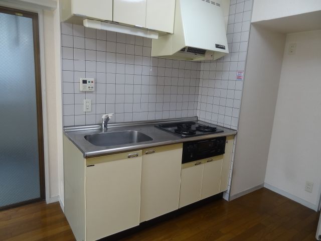 Kitchen. 3-neck with gas stove