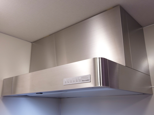 Kitchen.  [Enamel rectification Backed range hood] Stylish range hood, Cleaning of oil stains also adopted an easy enamel rectifying plate. Because removable, It is easy to clean.