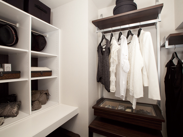 Interior.  [Walk-in closet] Convenient walk-in closet for storage of a variety of wardrobe. By providing the hanger pipe and shelves abundantly, Some people twist to functionality. Cleanly, You can store easy to use at any time.