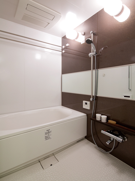 Bathing-wash room.  [Bathroom] Relax comfortably, Adopt a low-floor type unit bus less Matagi of the tub to clean even a simple bathroom. It is in the bathroom width has established a wide mirror.
