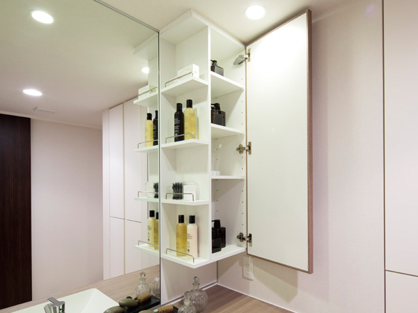 Bathing-wash room.  [Mirror cabinet] There mirror in front, This is useful to check, such as makeup. Open shelves of the side is easy and out of things to use on a daily basis.