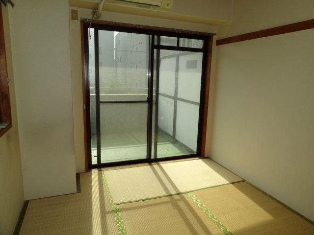 Living and room. Japanese-style room 6 quires.