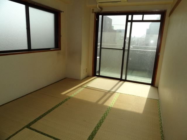 Living and room. Japanese-style room 6 quires.