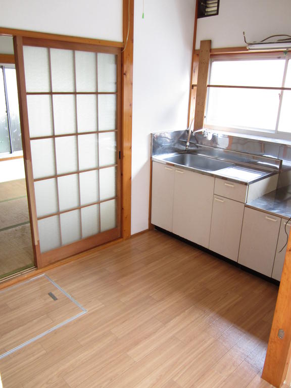 Kitchen. Gas stove 2 burners installed Allowed