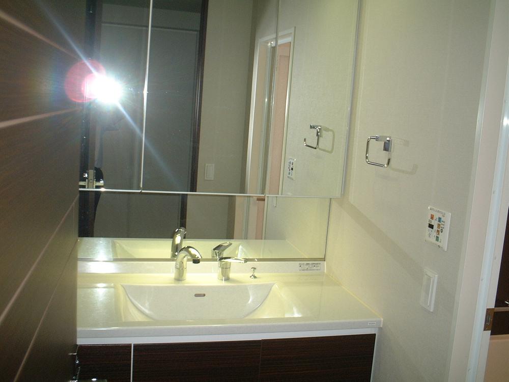 Wash basin, toilet.  [Bathroom vanity] Vanity with cleanliness.