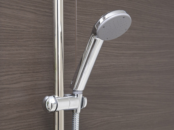 Bathing-wash room.  [Shower slide bar] According to the people and the attitude to use, Has adopted a shower slide bar to the height and angle of the shower can be adjusted freely.