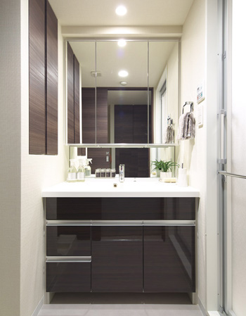 Bathing-wash room.  [Powder Room] Available storage space in the back of a large mirror. A convenient storage of cosmetics such as small parts, You can also use the cleaner around the vanity.
