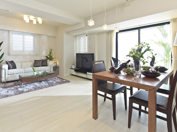Room and equipment. living ・ Dining is to be able to spend comfortably, I was planning to consider the independence and sense of openness. You can feel the private peace and relaxation.  ※ In the apartment gallery, living ・ Dining facilities can be confirmed. (The room is different from the one of this sale)