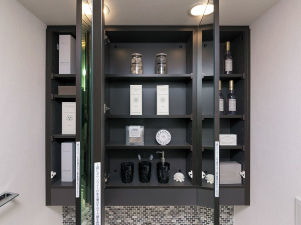 Bathing-wash room.  [Three-sided mirror back storage] Three-sided mirror basin counter, Easy-to-read large type. The Kagamiura has established a convenient shelf for storage, such as toiletries and cosmetics.